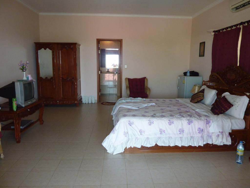 Golden Rooster Hotel Sihanoukville Room photo